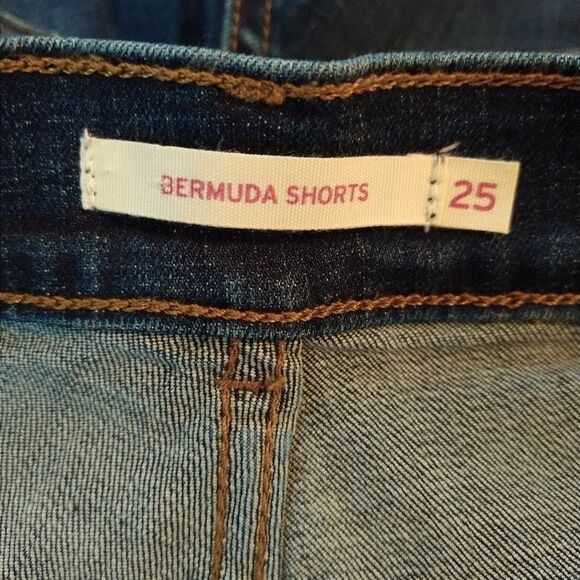 Host Pick! 🎉 Levi's Denim Bermuda Shorts - Picture 6 of 6